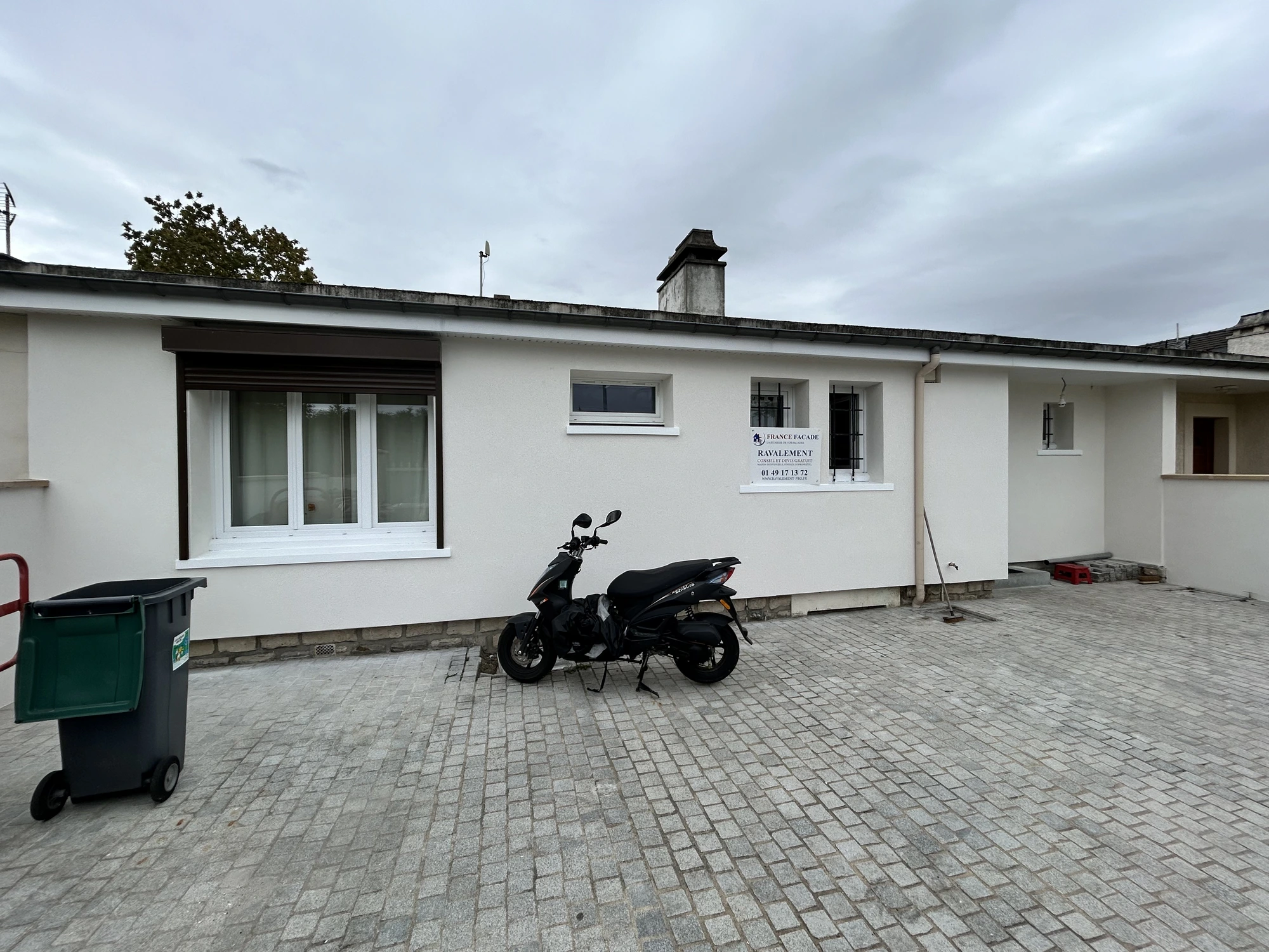 Remise en état d'une façade après incendie et isolation extérieure — Porcheville