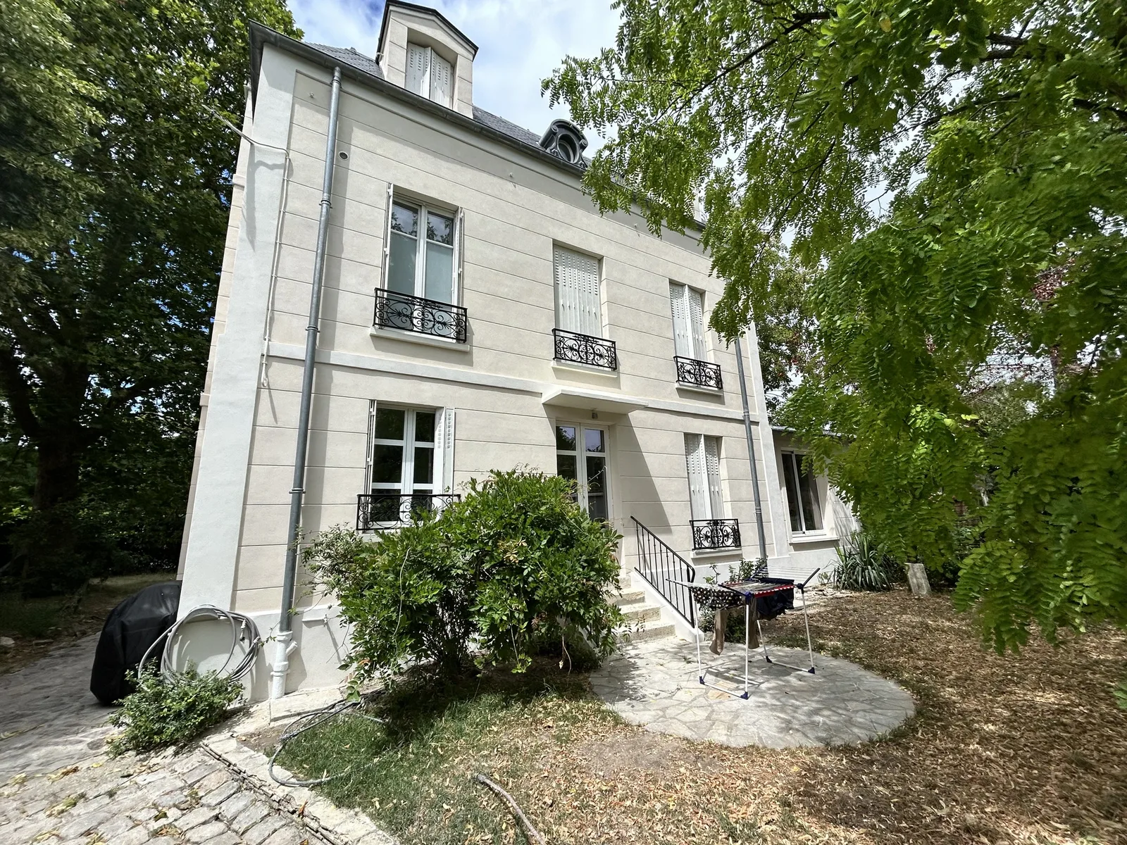 Maison ancienne rénovée à l'enduit à la chaux dans les Yvelines — chantier FRANCE FACADE