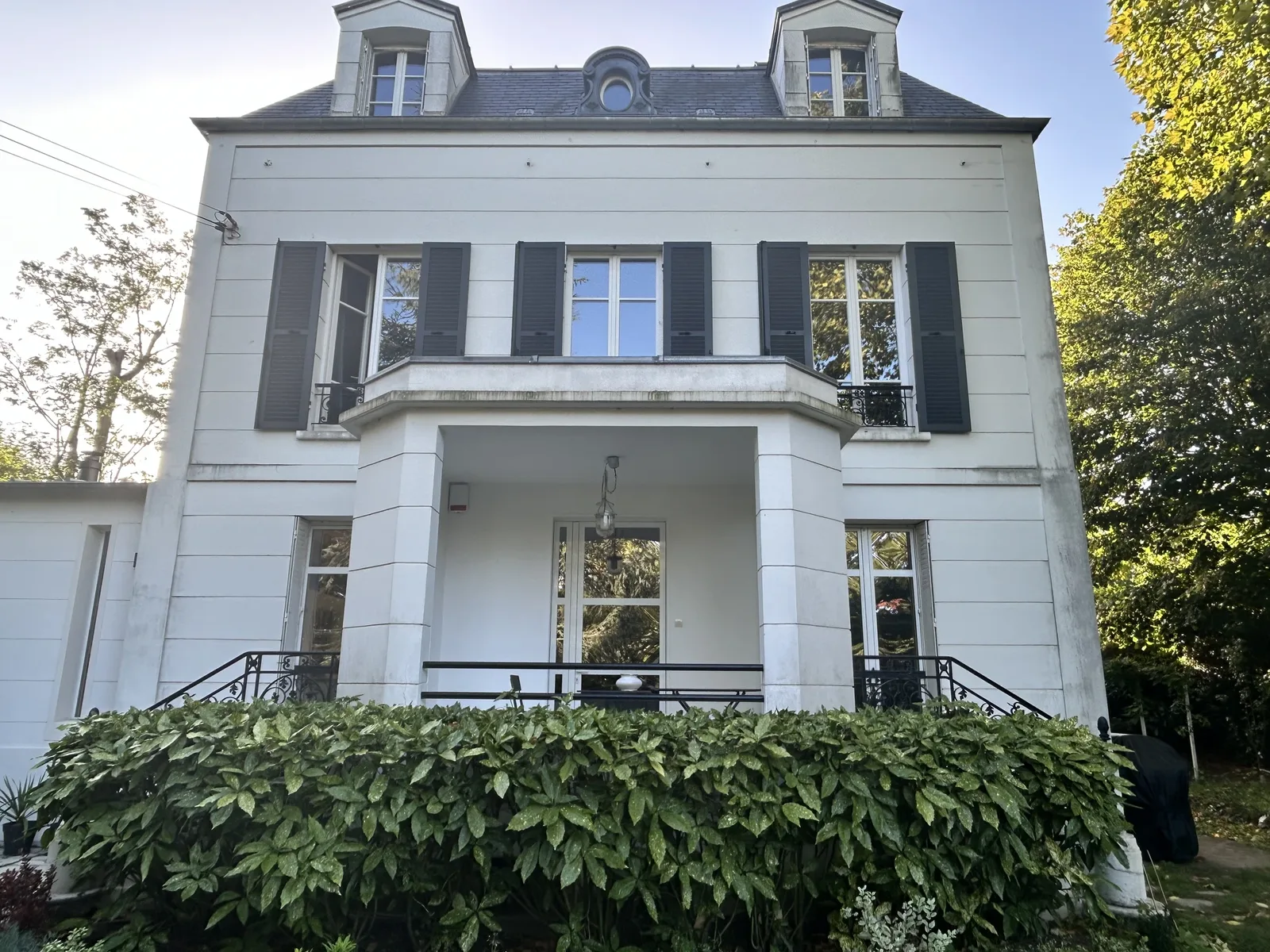 Maison ancienne après ravalement à la chaux au Vésinet : finition à l'éponge