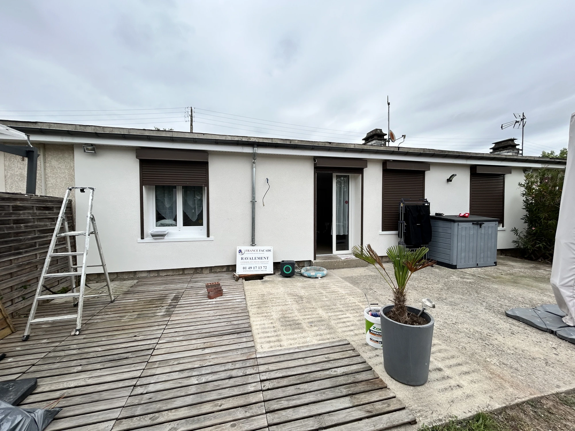 Rénovation de façade après incendie à Porcheville (78440) : enduit minéral blanc sur ITE 12 cm Rénovation de façade après incendie à Porcheville (78440) : enduit minéral blanc sur ITE 12 cm