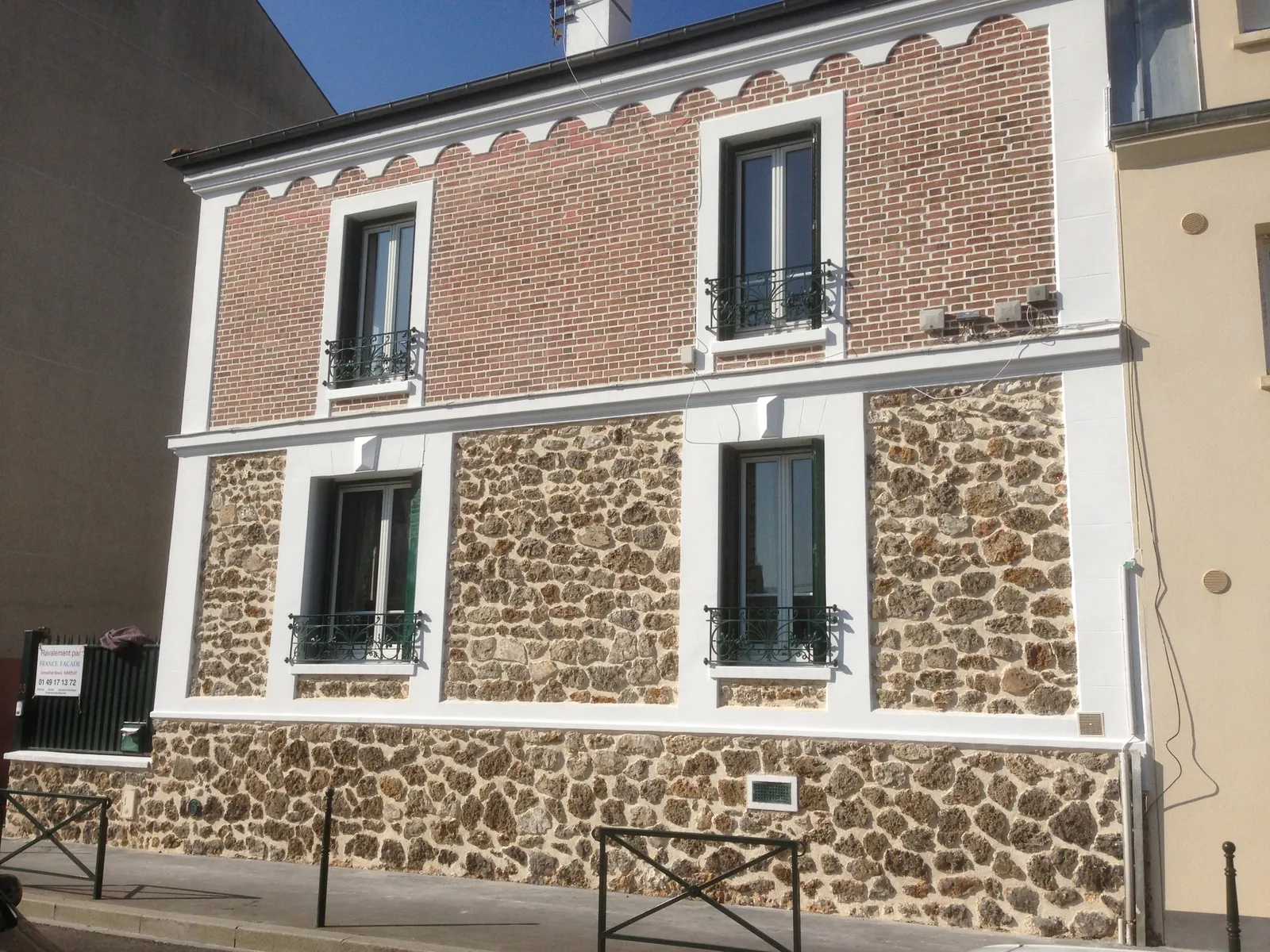 Rejointoiement brique et meulière — chantier FRANCE FACADE Façade meulière et brique rejointoyée par FRANCE FACADE — restauration de façade ancienne en Île-de-France