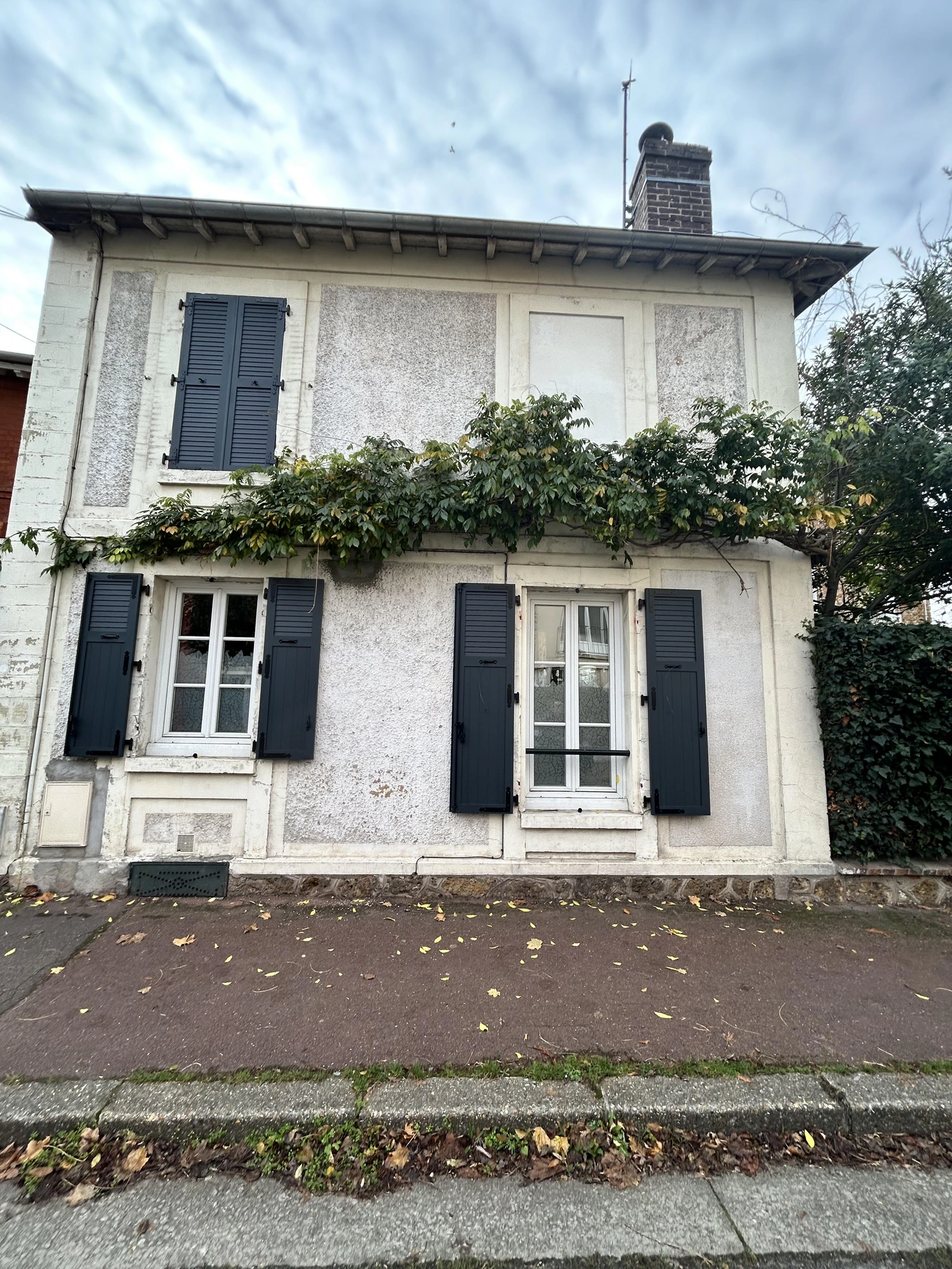 Façade gravillonnée ternie d'une maison ancienne avant ravalement à Asnières-sur-Seine (92) Façade gravillonnée ternie d'une maison ancienne avant ravalement à Asnières-sur-Seine (92)