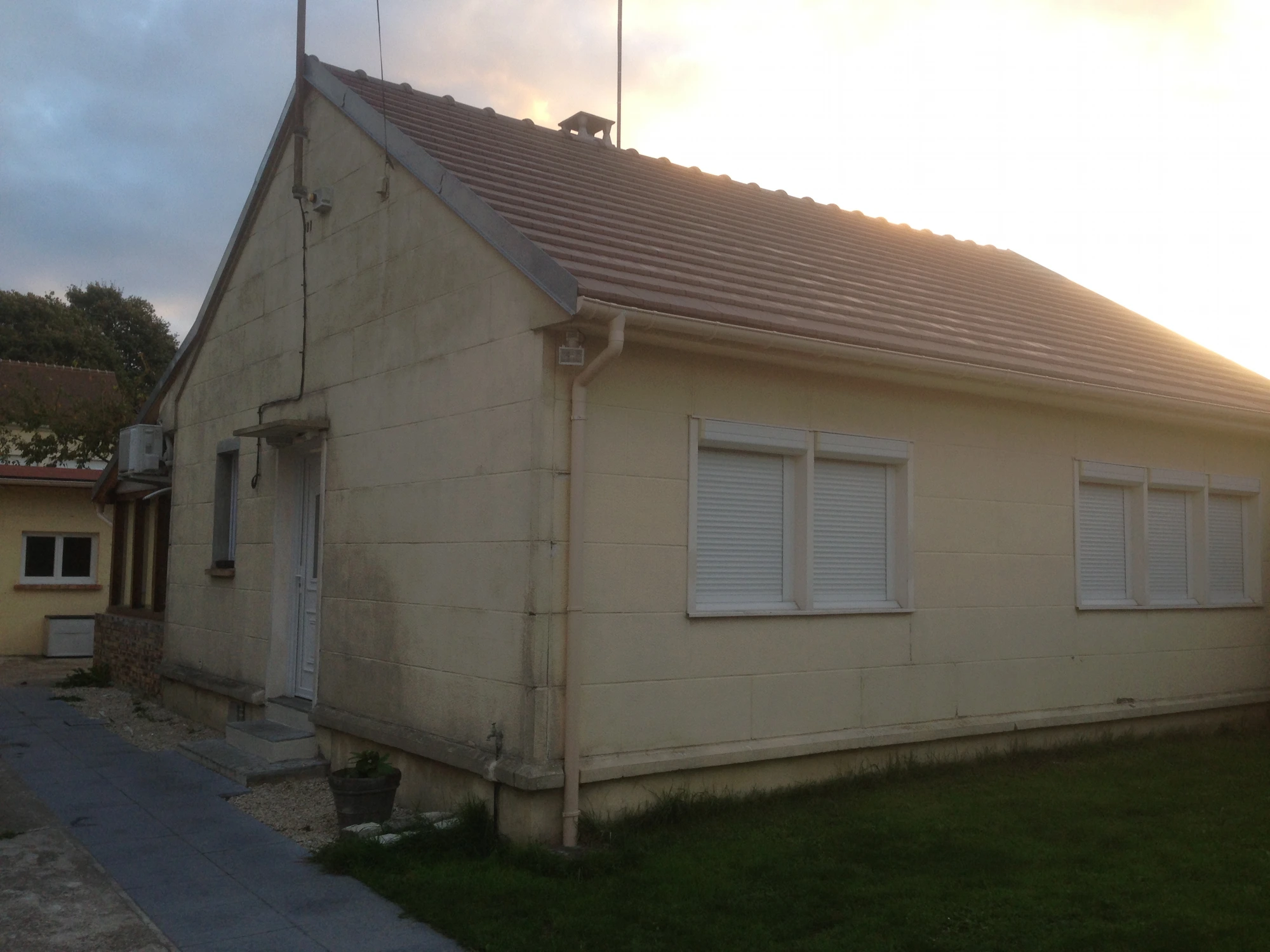 Maison Phénix avant ravalement à Bois-Colombes : façade encrassée et joints de panneaux visibles