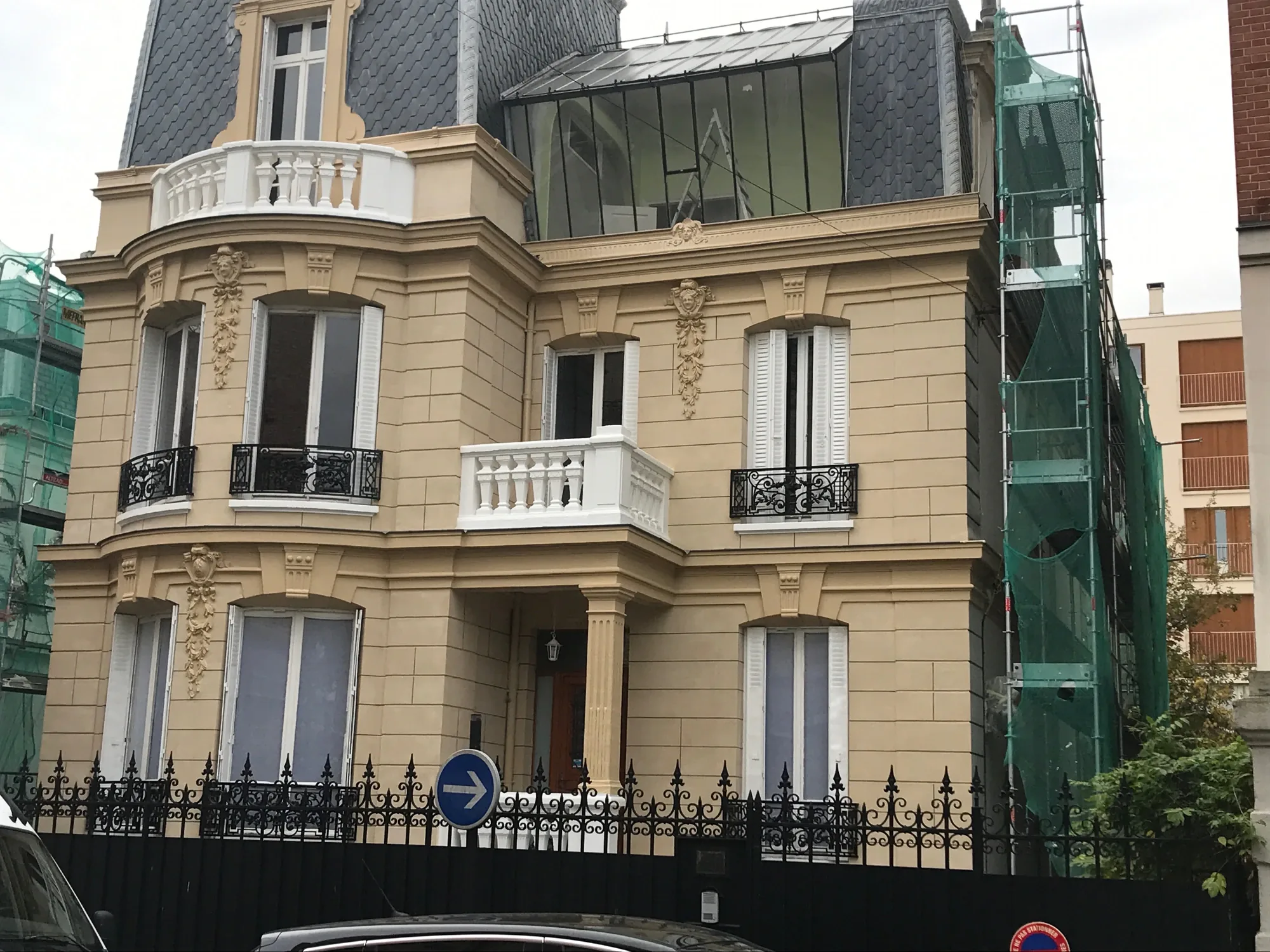 Ravalement de façade à Garches : rénovation d'une maison ancienne en pierre