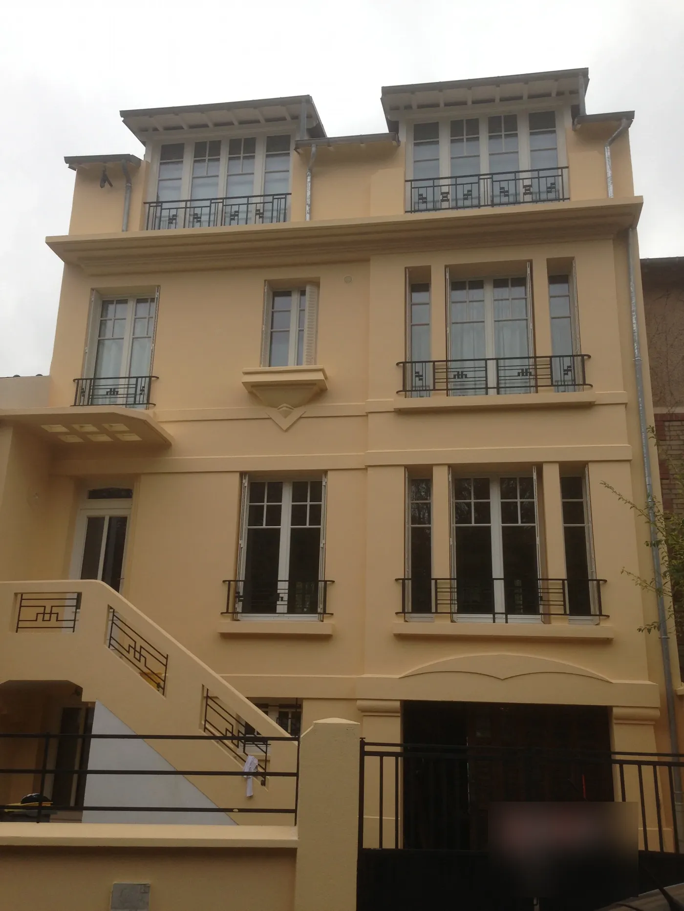 Ravalement de façade à Marnes-la-Coquette : rénovation d'une maison des années 1920-1930