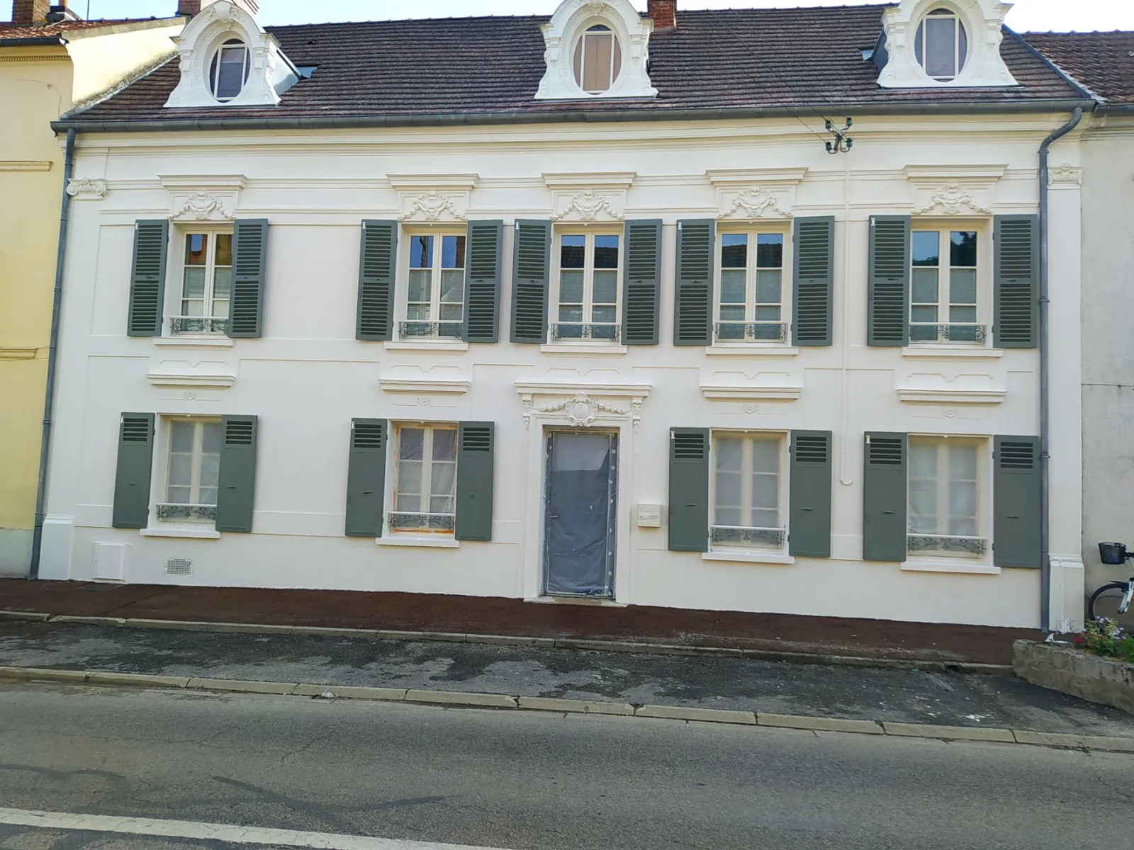 Ravalement de façade à Montreuil : restauration d'une maison ancienne