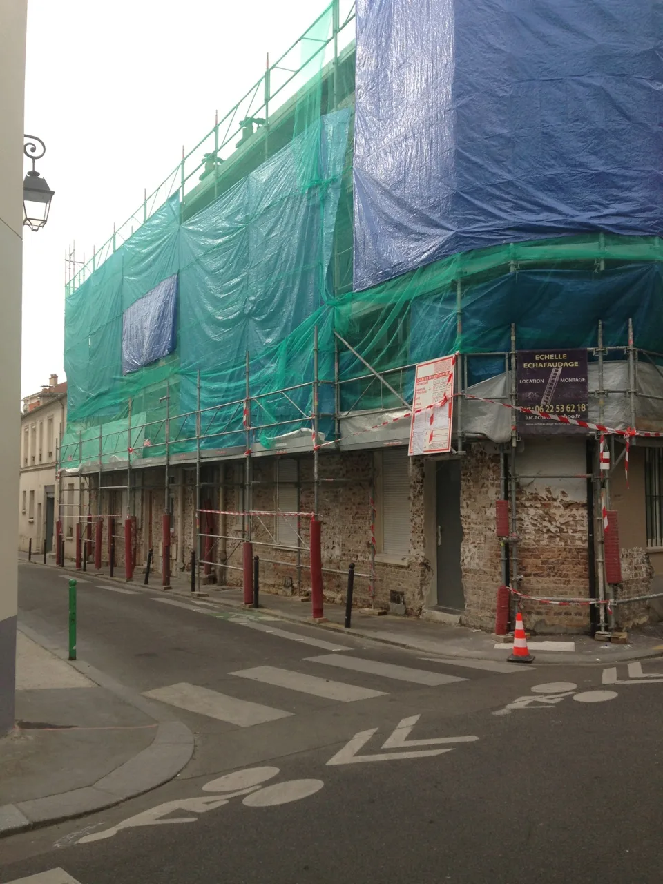 Échafaudage bâché et préparation du support lors d'un ravalement d'immeuble à Paris 12