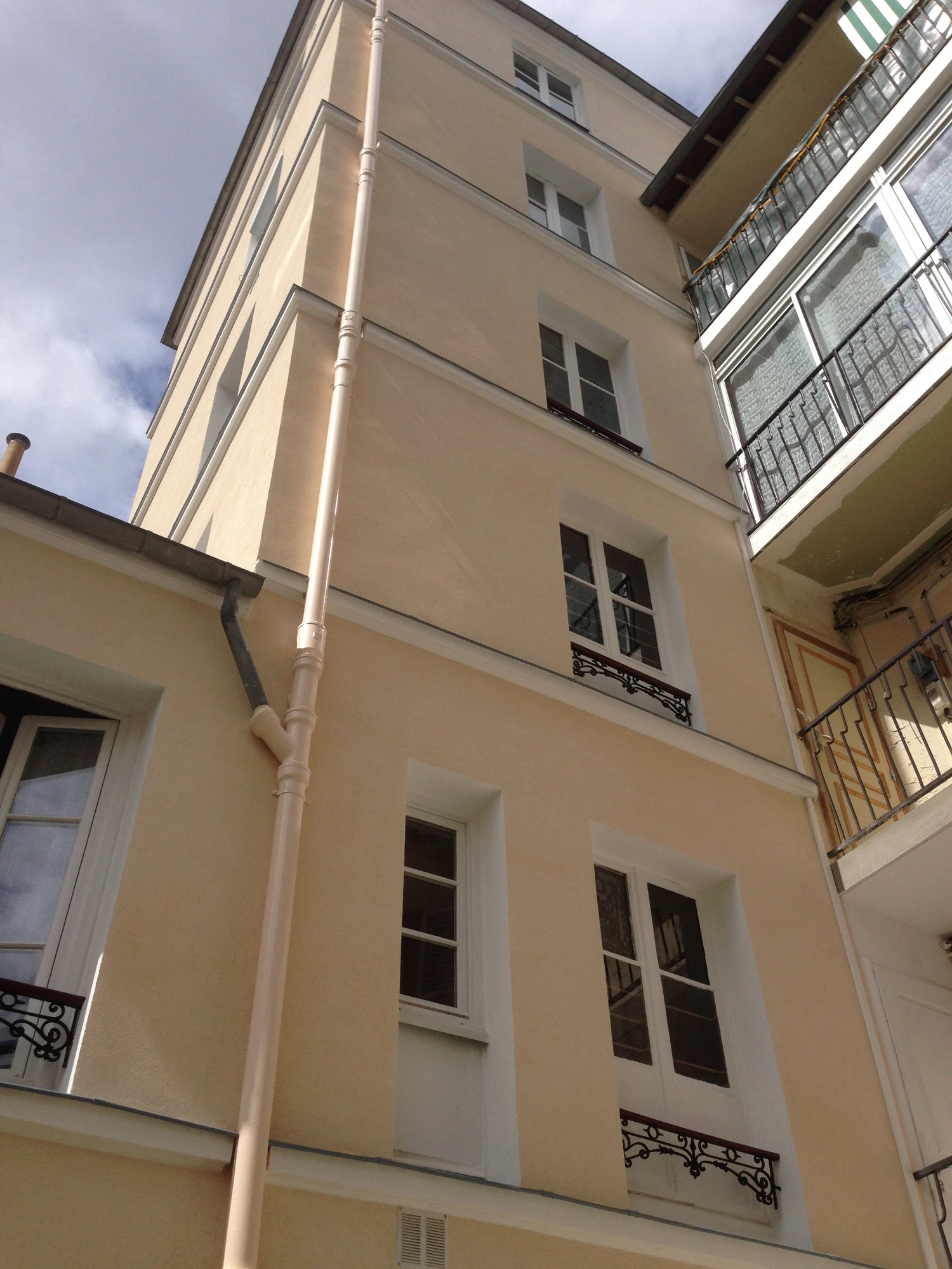 Ravalement de façade à Paris 13e : la façade sur cour d'une copropriété rénovée à la chaux