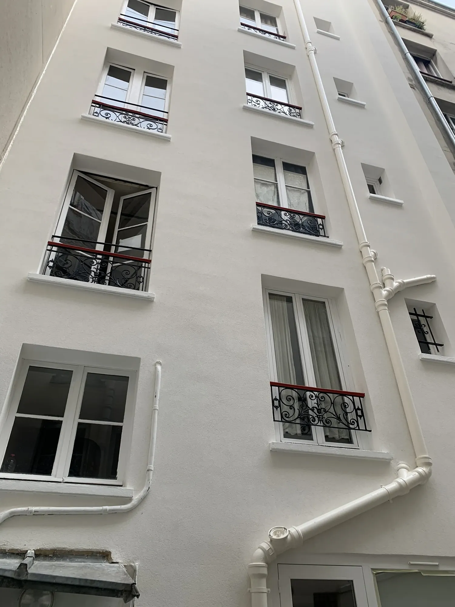 Ravalement de façade à Paris 14ème : réhabilitation d'une façade sur cour à la chaux par FRANCE FACADE