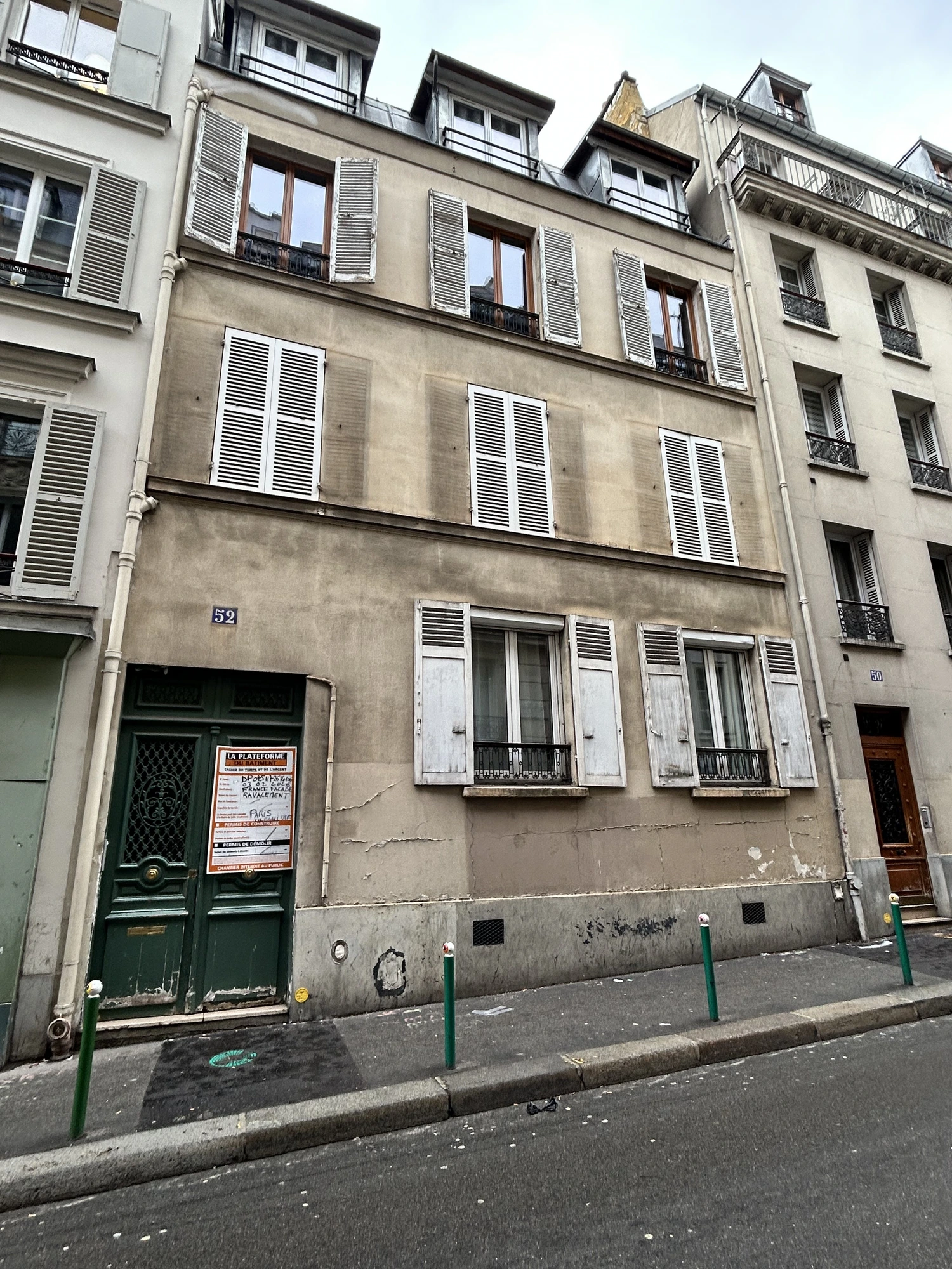 Ravalement de façade d'une copropriété à Paris 17e avant travaux : peinture plastifiée dégradée et fissures