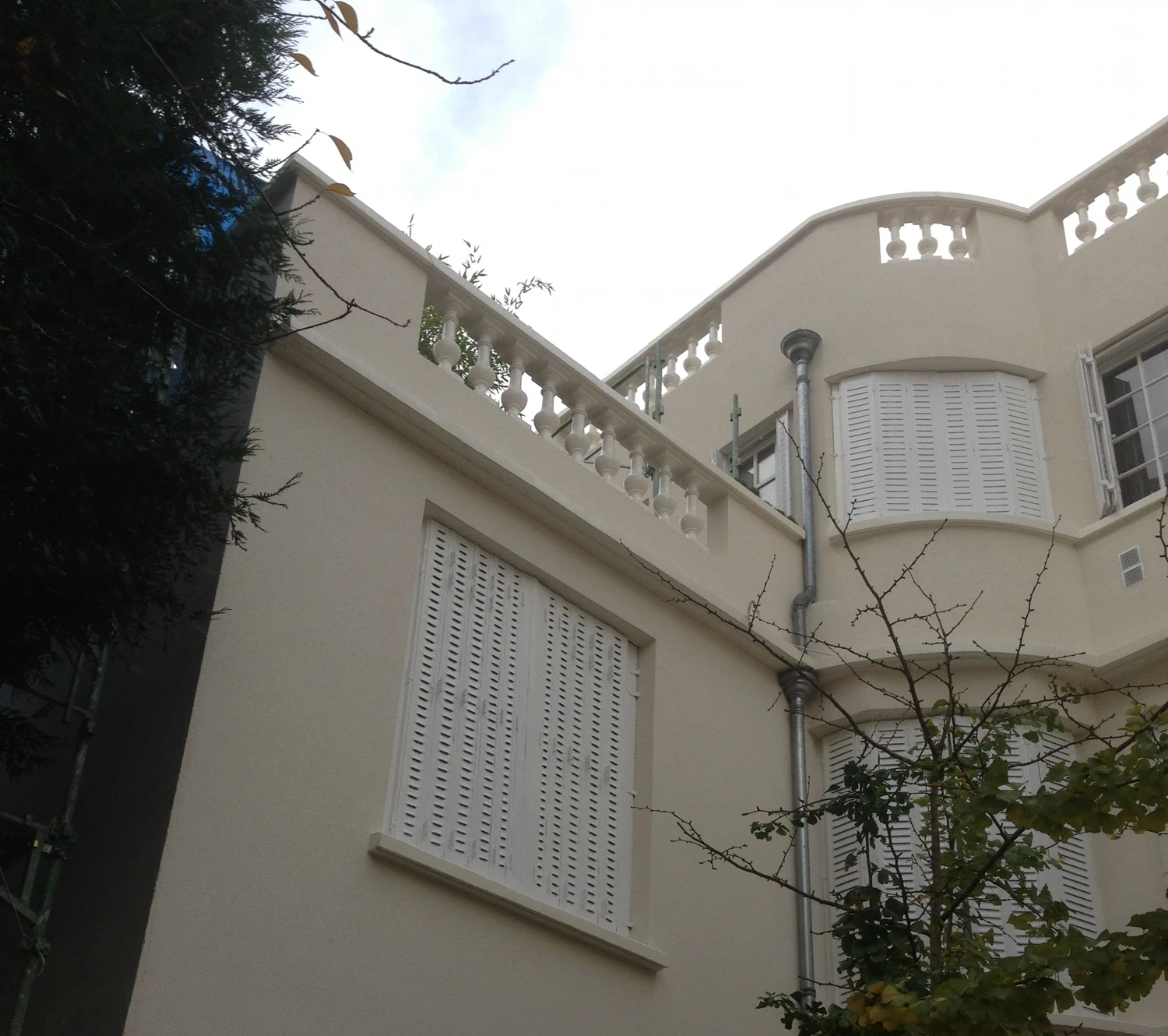 Ravalement de façade à Paris 8e : une maison individuelle rénovée malgré un accès très difficile