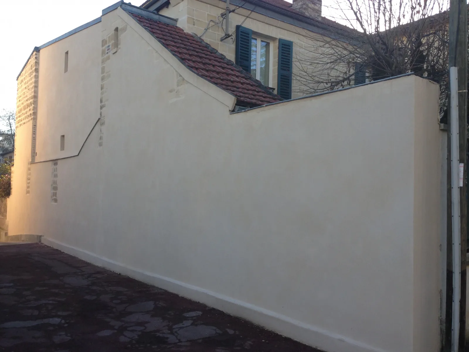 Ravalement de façade à Paris 9ème : restauration d'un muret et d'un pignon à la chaux hydraulique