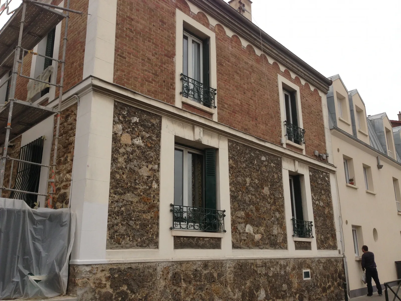 Façade brique et meulière avant rejointoiement à Puteaux : joints creusés et pierre ternie Façade brique et meulière avant rejointoiement à Puteaux : joints creusés et pierre ternie