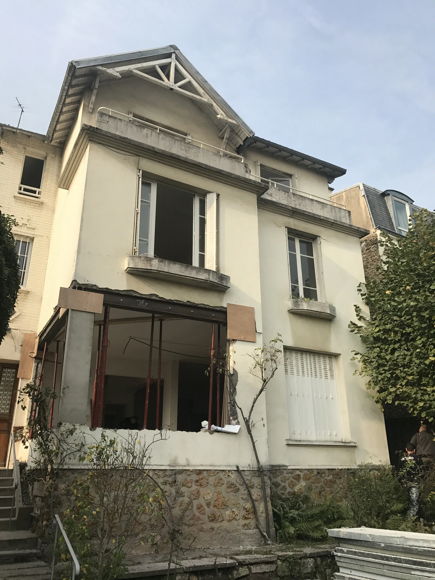 Dépose du balcon en ciment pendant le chantier de ravalement à Saint-Cloud, baies étayées et protégées