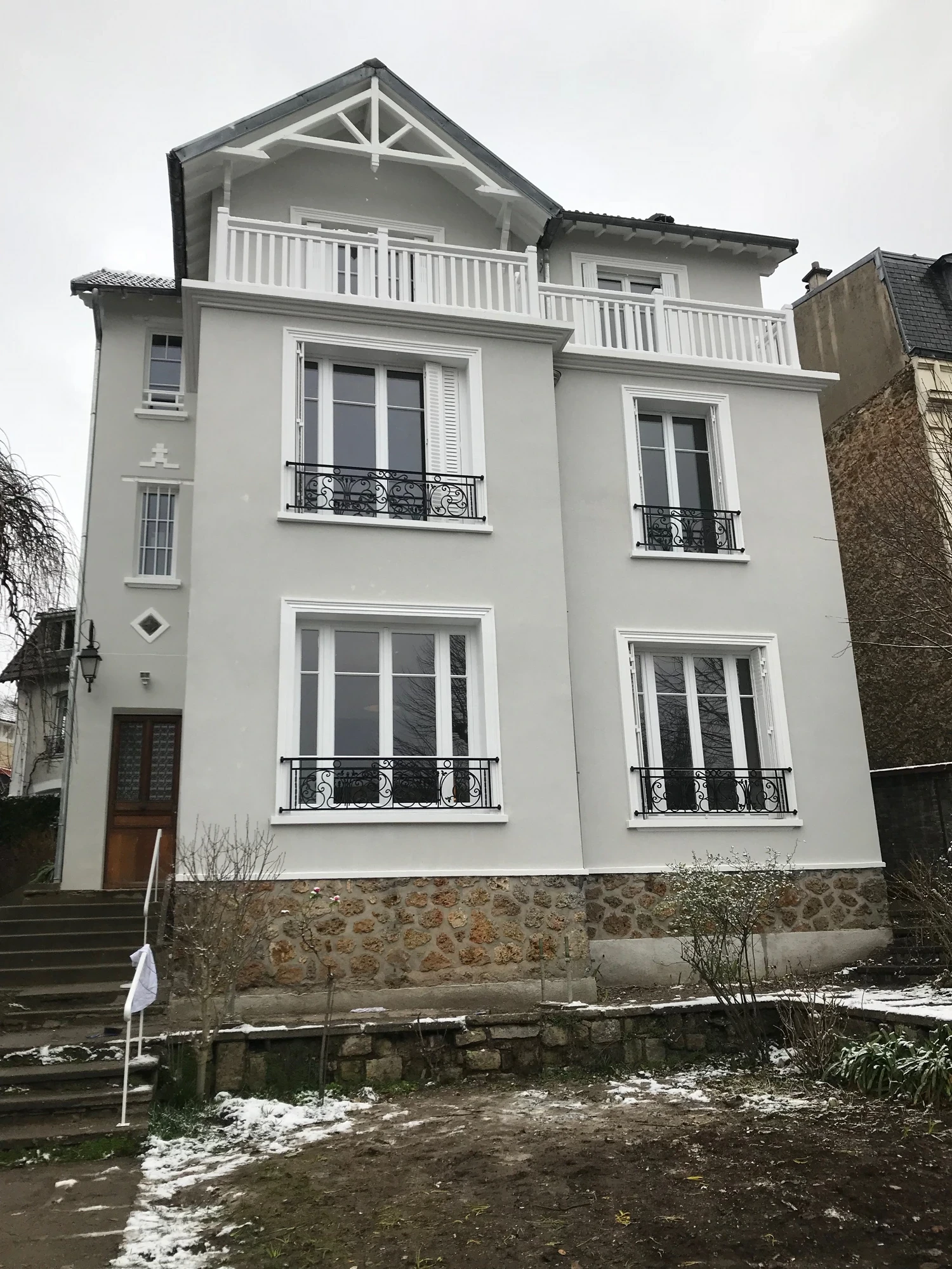 Façade après ravalement à Saint-Cloud : enduit à la chaux, garde-corps en fer et garde-corps bois sur mesure Façade après ravalement à Saint-Cloud : enduit à la chaux, garde-corps en fer et garde-corps bois sur mesure