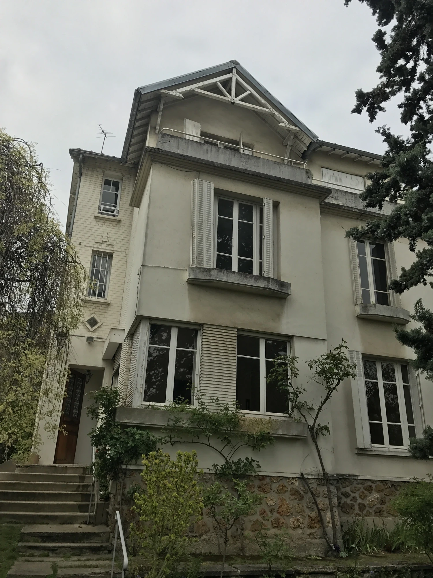 Maison à Saint-Cloud avant travaux : façade ancienne ternie, jardinières et balcon en ciment à déposer Maison à Saint-Cloud avant travaux : façade ancienne ternie, jardinières et balcon en ciment à déposer