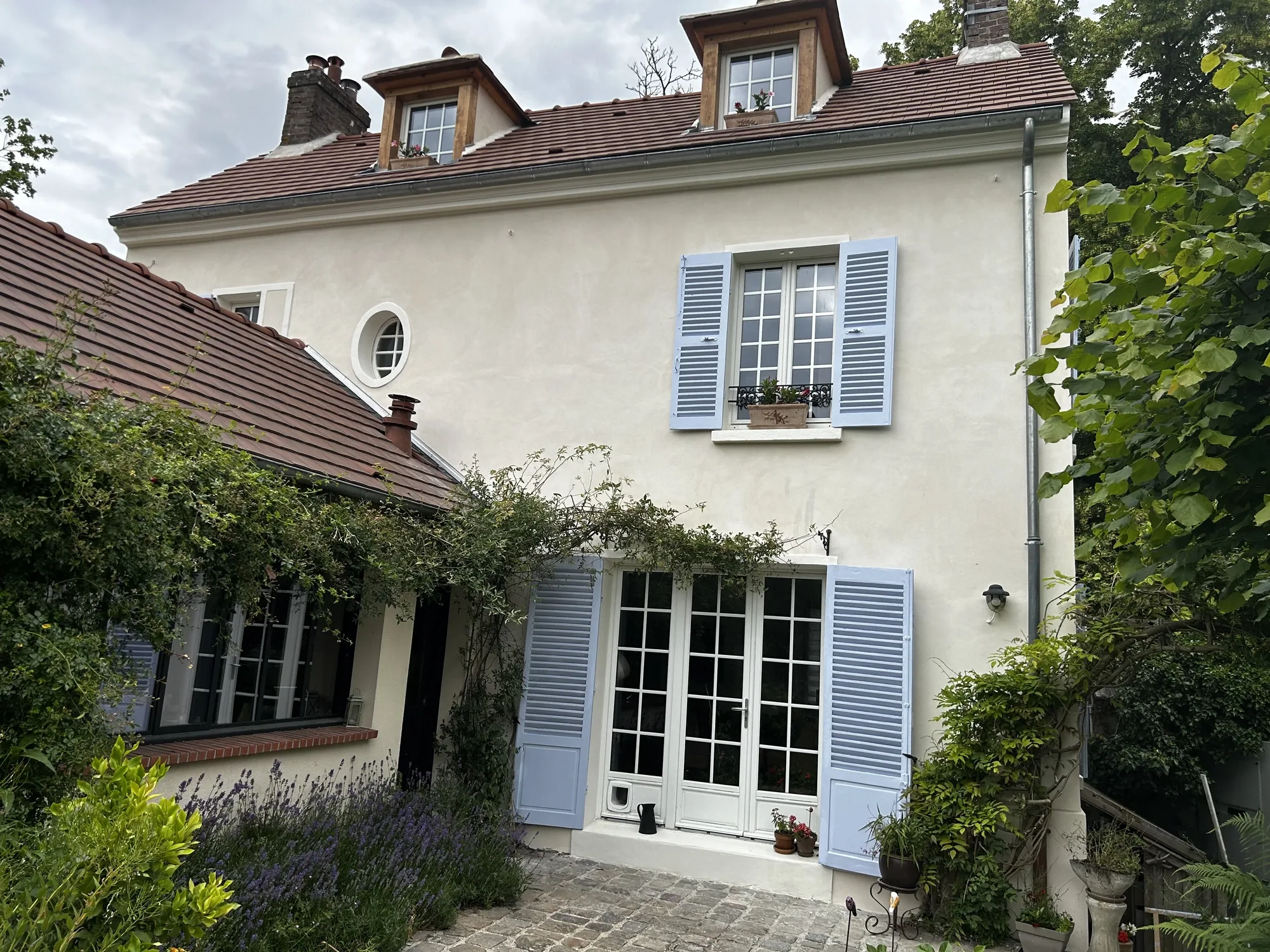Ravalement de façade à Sartrouville : traitement de l'humidité et du salpêtre sur une maison en pierre du début du XXe siècle