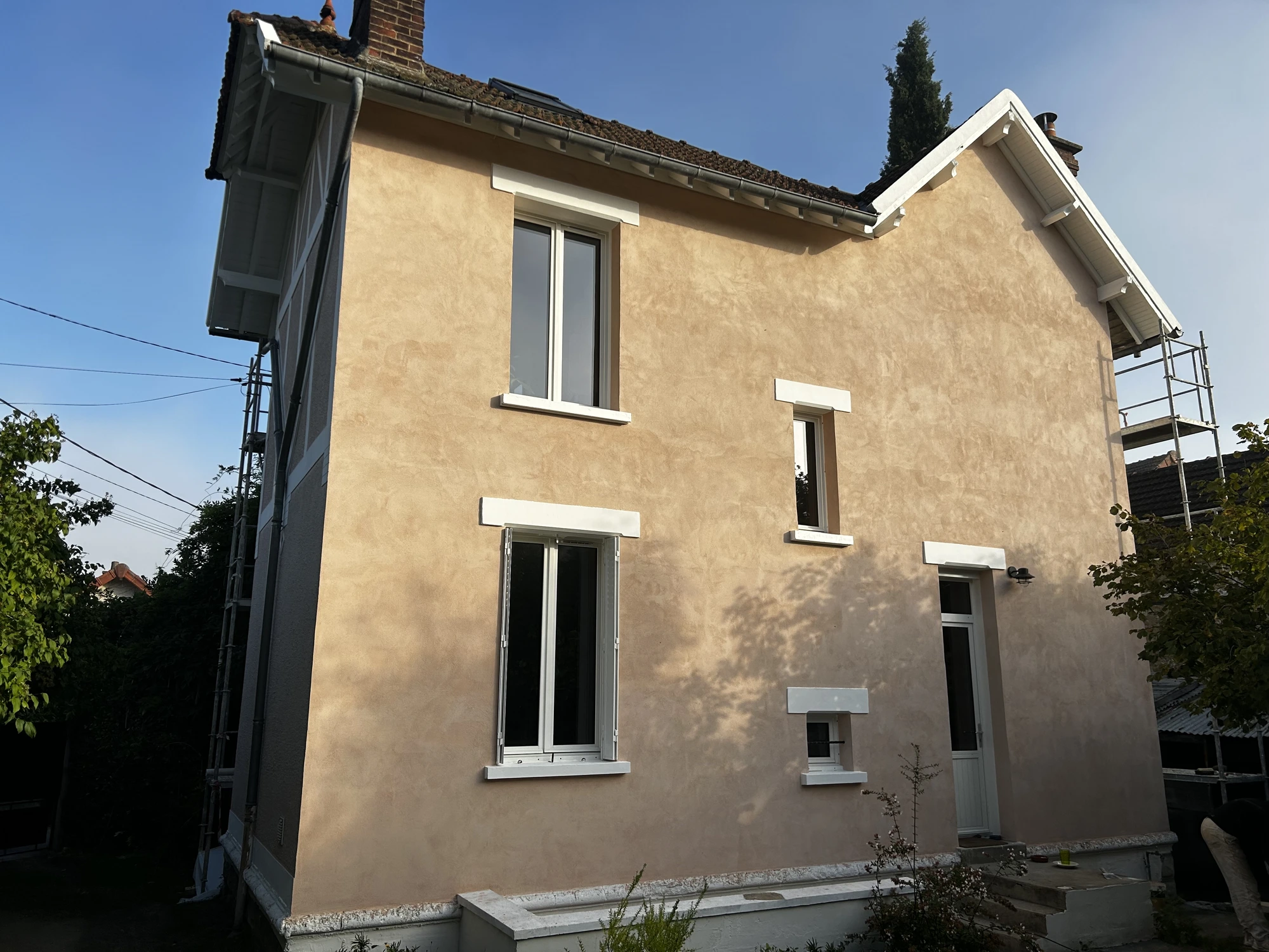 Pignon après application d'un enduit à la chaux LEGACALCE VEGA — rénovation de façade dans les Yvelines Pignon après application d'un enduit à la chaux LEGACALCE VEGA — rénovation de façade dans les Yvelines