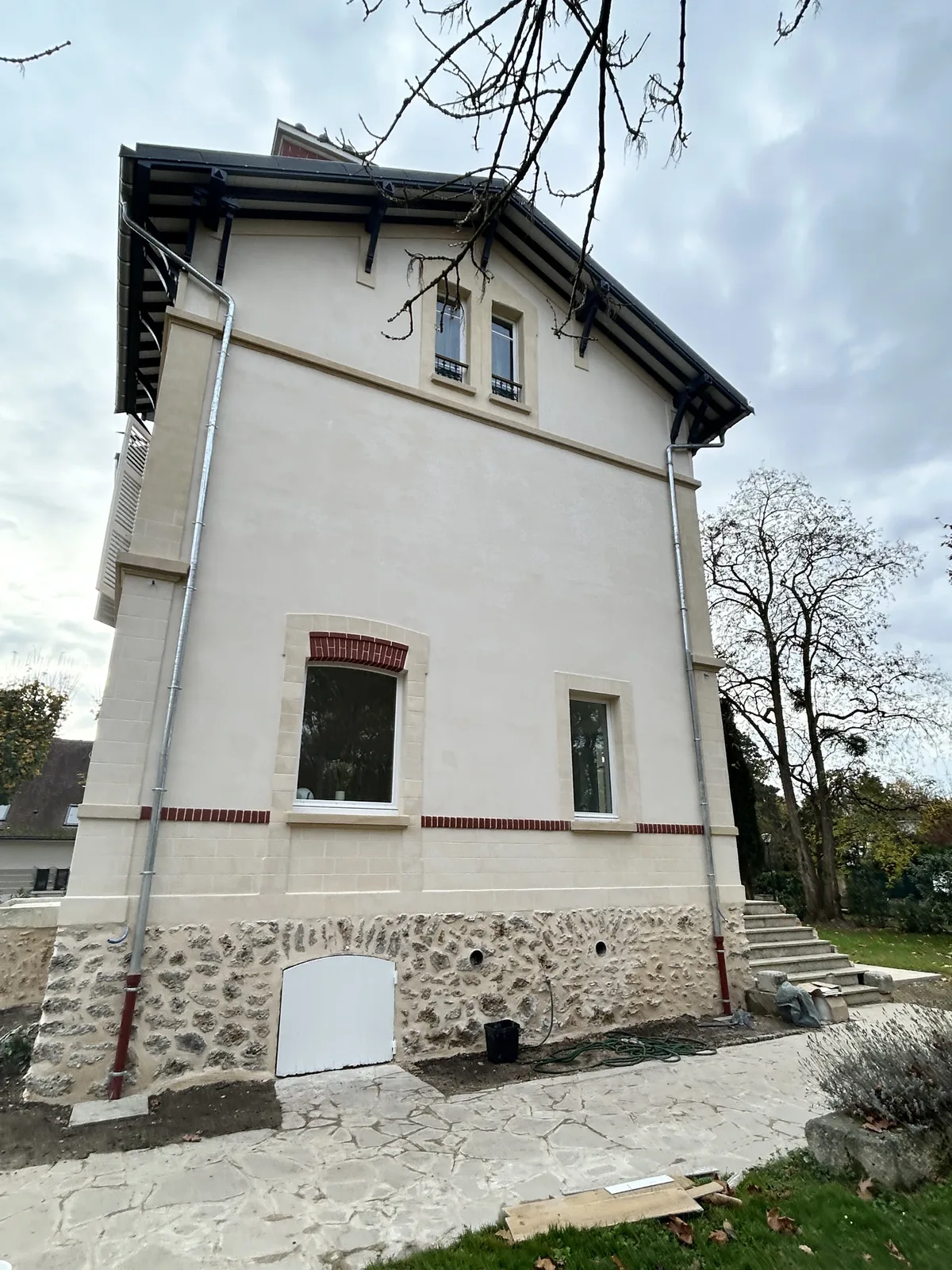Pignon après application d'un enduit à la chaux — restauration de façade dans les Yvelines Pignon après application d'un enduit à la chaux — restauration de façade dans les Yvelines