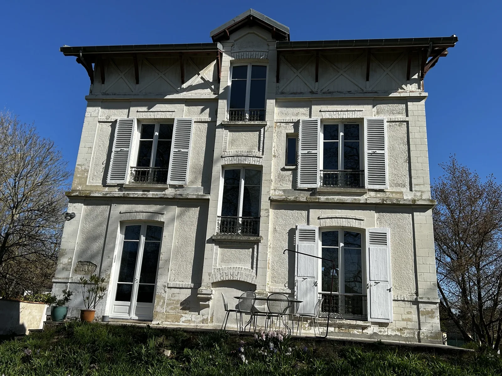 Façade principale avant travaux : ancien crépi ciment dégradé sur une maison de caractère au Vésinet Façade principale avant travaux : ancien crépi ciment dégradé sur une maison de caractère au Vésinet