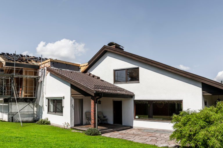 Extension de maison : faut-il prévoir un ravalement de façade avant ou après les travaux ?