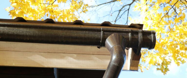 Comment placer une échelle pour nettoyer les gouttières ?